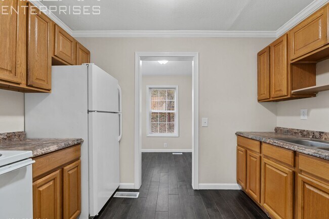 Building Photo - Charming 2-Bedroom Home on Quiet Valley View Circle - Enjoy Your First Month FREE with a 13-Month...