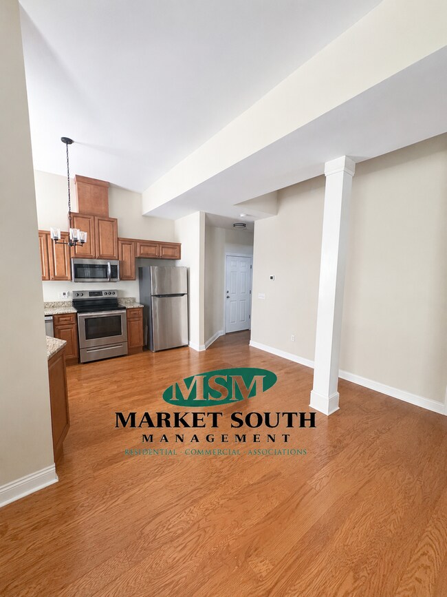 Building Photo - SPACIOUS 2 STORY TOWNHOME ON HENRY ST. AVAILABLE AUGUST 15th