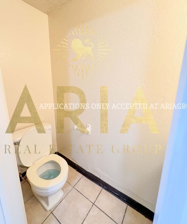 Building Photo - 2 Bed/1.5 Bath Shaded Townhome Close to Ca...