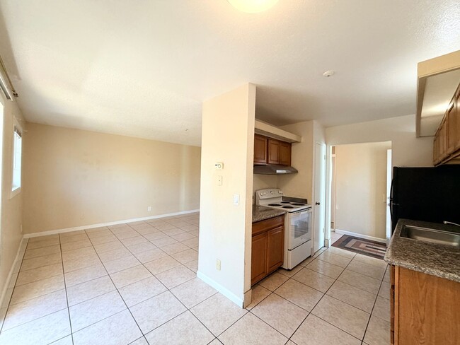 Building Photo - Comfortable 2BD/1BA with water&garbage Included in Santa Rosa