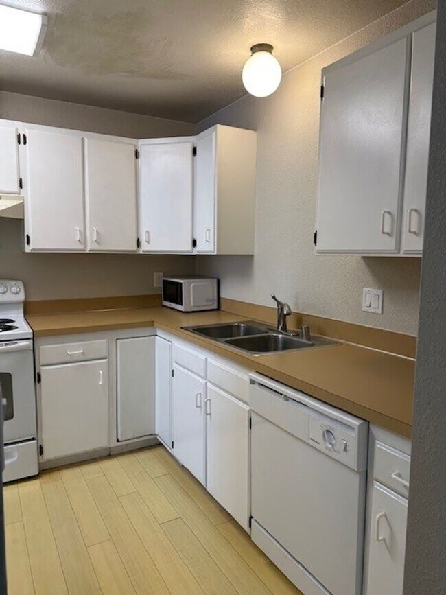 Building Photo - MOVE IN SPECIAL! | PAY HALF MONTHS RENT FOR THE HOLIDAYS! |LAUNDRY IN UNIT!!!