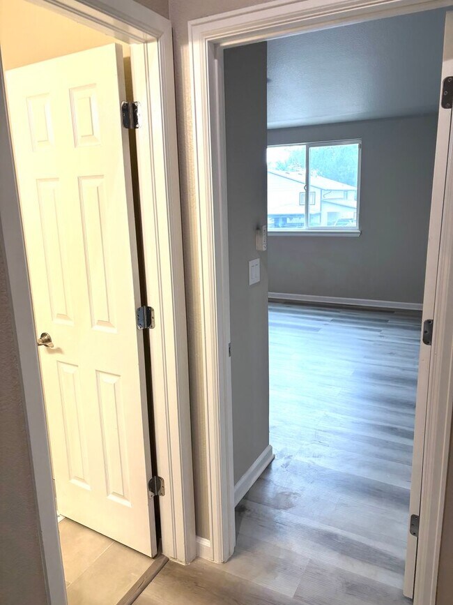 Building Photo - Stunning 4 bed 2 bath rental near Regis in...