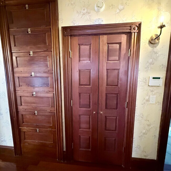 Building Photo - Luxury 2BR/2BA on Eastern Prom – Walk to Waterfront