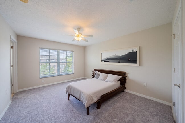 Building Photo - Town Home For Rent in Lake Brandon!