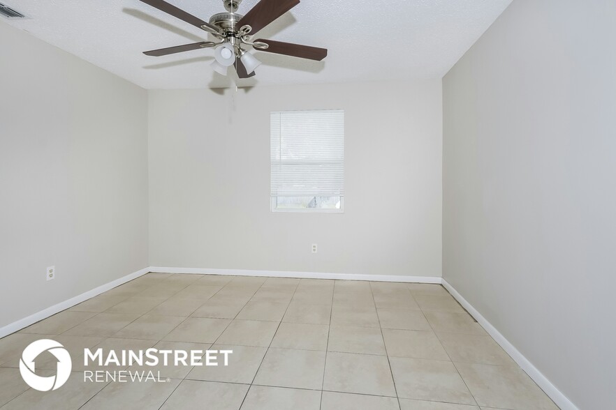 Building Photo - 1562 SW Calmar Ave