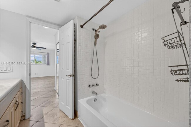 Building Photo - 3000 NE 5th Terrace