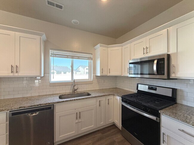 Building Photo - 4 bedroom 2.5 bath Plain City House