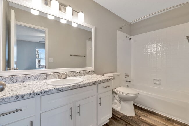 Building Photo - Newly remodeled 3 Bed 2 Bath Duplex!!