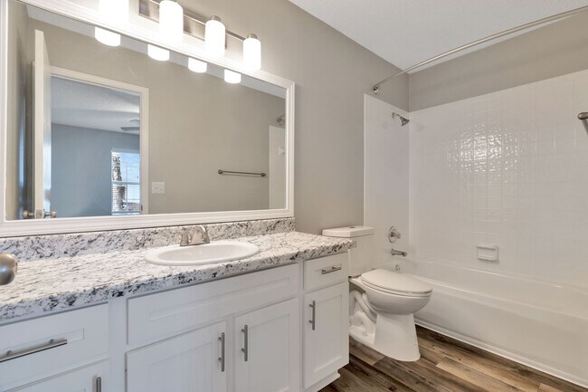 Building Photo - Newly remodeled 3 Bed 2 Bath Duplex!! Fenced yard!