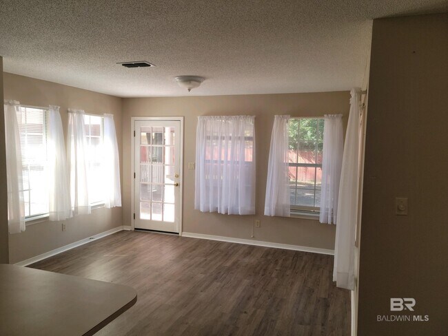 Building Photo - 459 Ridgewood Dr