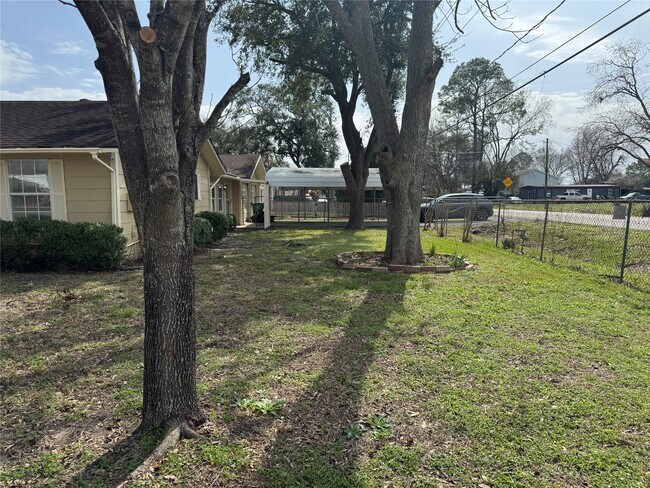Building Photo - 5702 Pine Ave