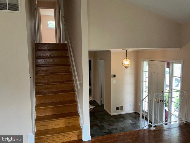 Building Photo - 303 Charlton Ct