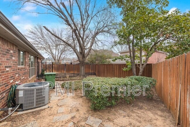 Building Photo - 1220 Royal Crescent Dr