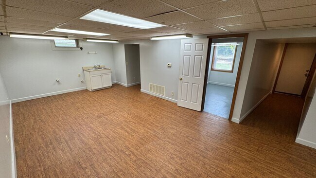 Building Photo - 525 E 47th St