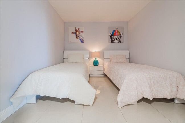 Building Photo - 16699 Collins Ave