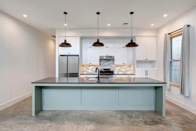 Building Photo - 1717 Airline Dr