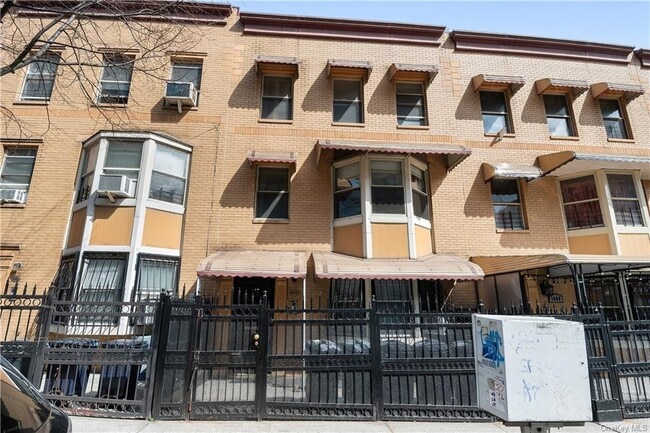 Primary Photo - 1682 Topping Ave