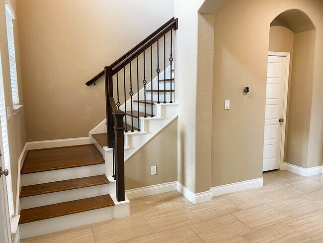 Building Photo - 16910 Canosa Dr