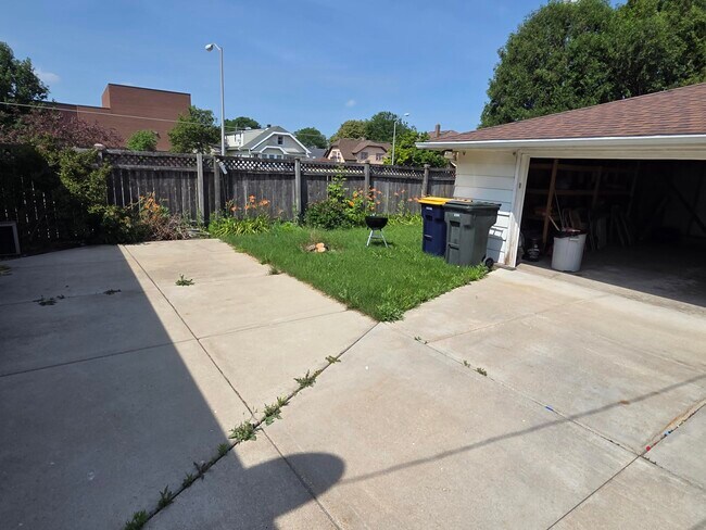 Building Photo - 2306 S 85th St