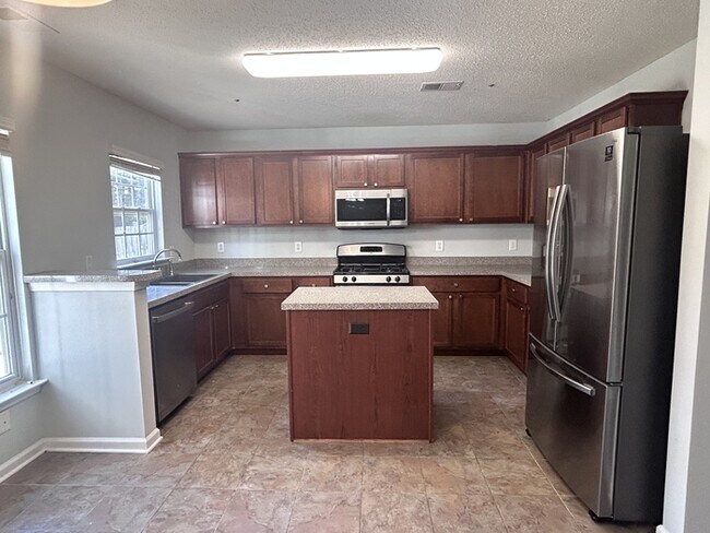 Building Photo - Large 3 bedroom 2 living room house w comm Pool!