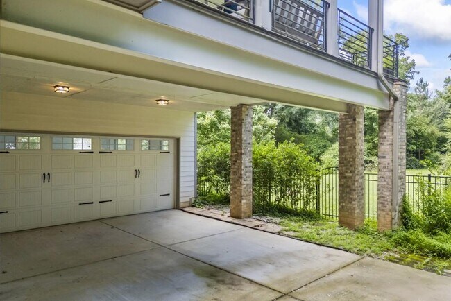 Building Photo - 1742 Helen Dr NE