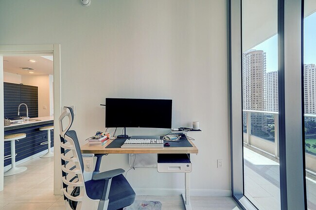 Building Photo - 200 Biscayne Blvd Way