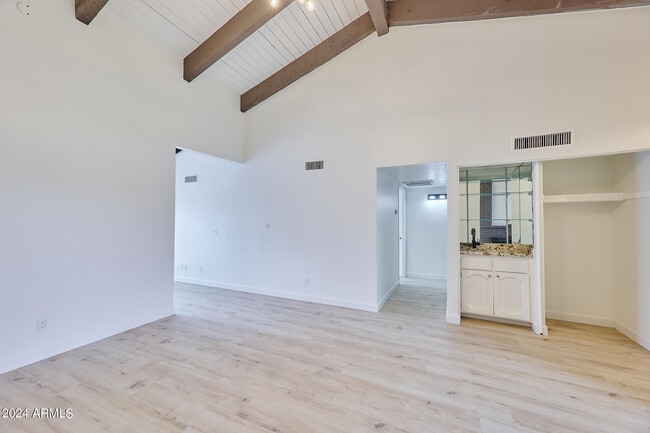 Building Photo - 5550 N 71st St