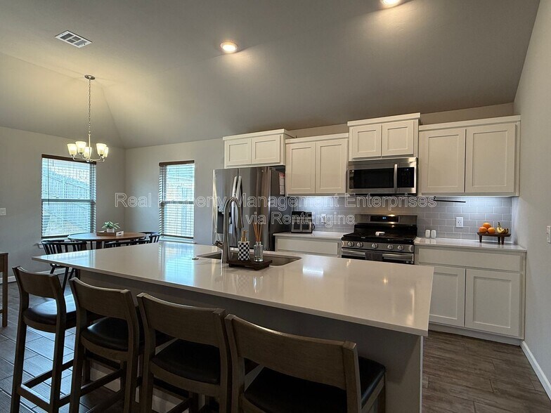 Building Photo - 4612 Prominence Dr