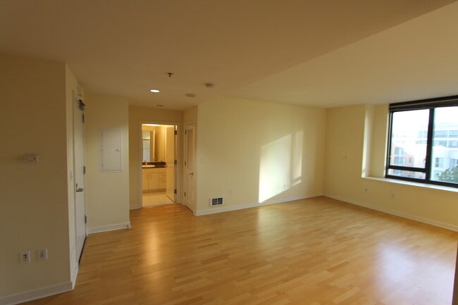 Building Photo - EPIC REA-AZARI PM - Nice Studio at The Beacon in South Beach w/Parking available