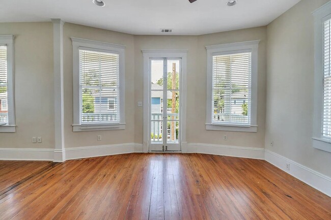 Building Photo - 2 BED | 2 BATH | PRIVATE FRONT AND BACK PORCH | MIDTOWN