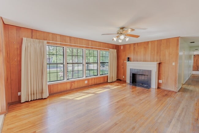 Building Photo - 1150 N Bowie St