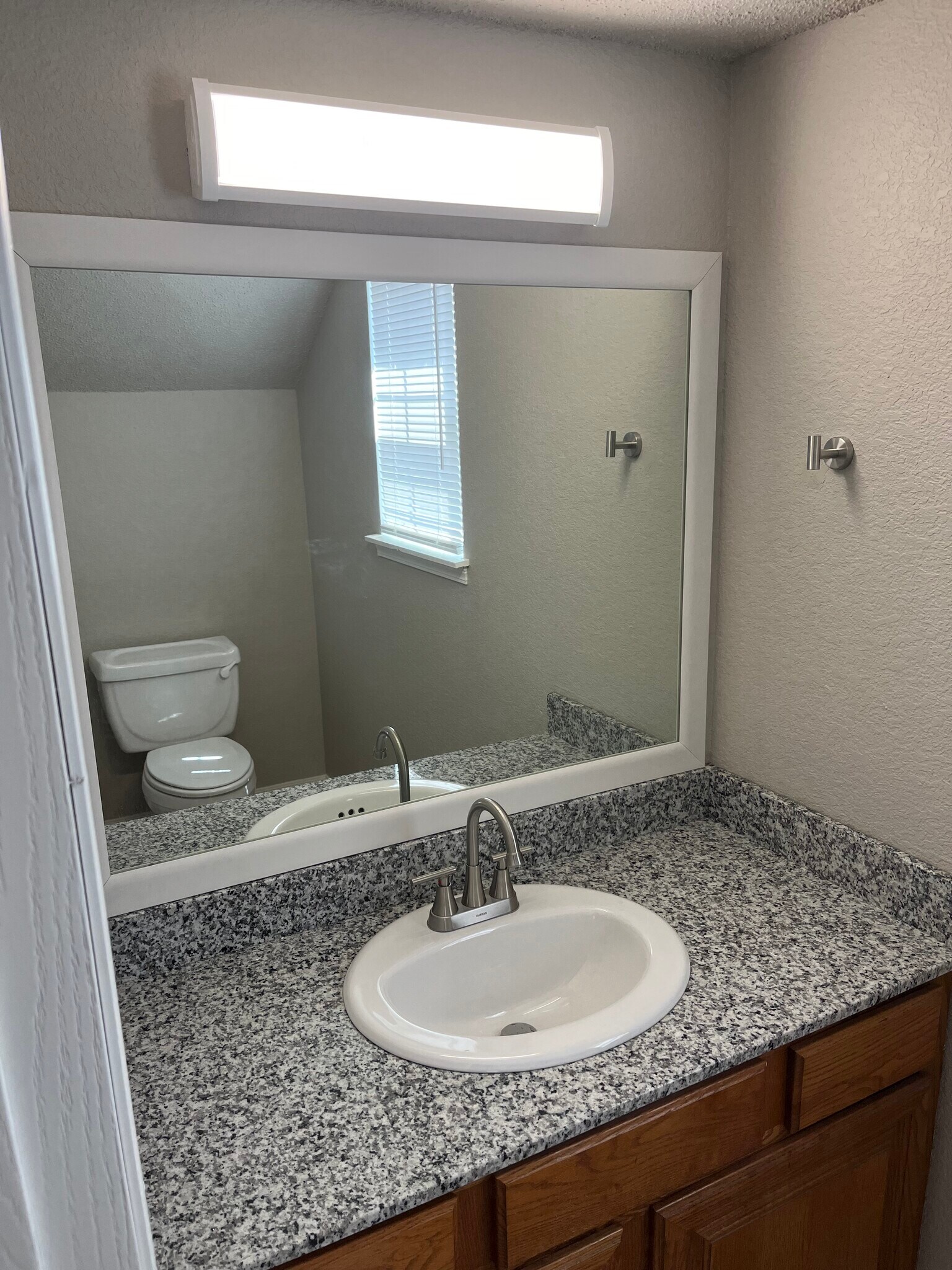 Half bath - 887 N Daisy Ln