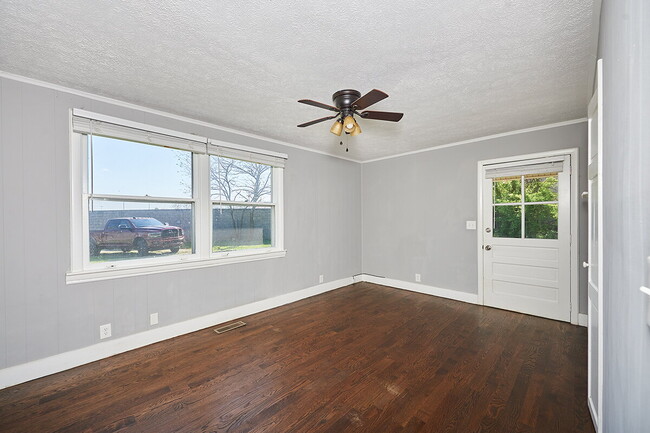 Building Photo - Coming Soon: 3+BR, 2BA duplex