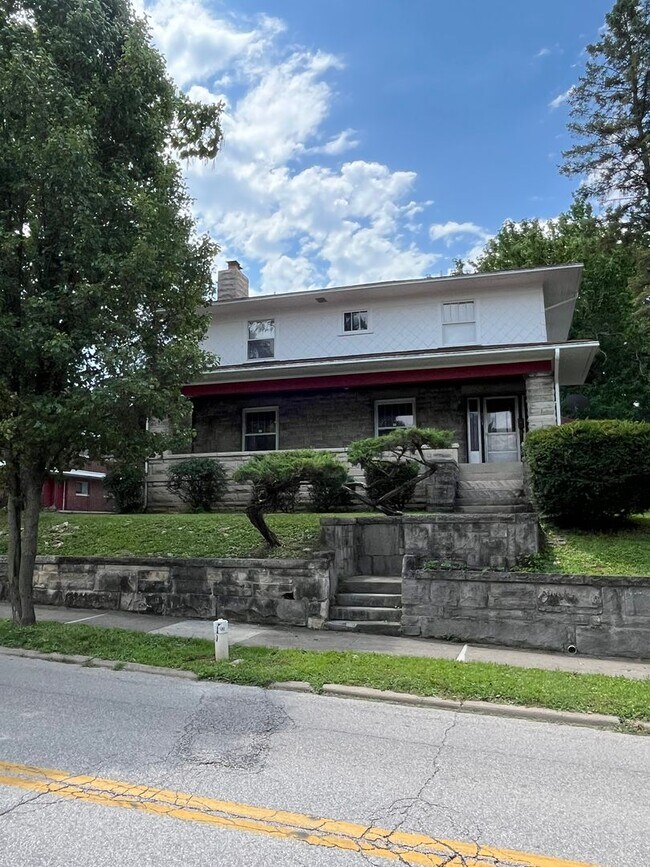 Building Photo - 5 BD/2BA Home next to Kirkwood with fenced backyard!