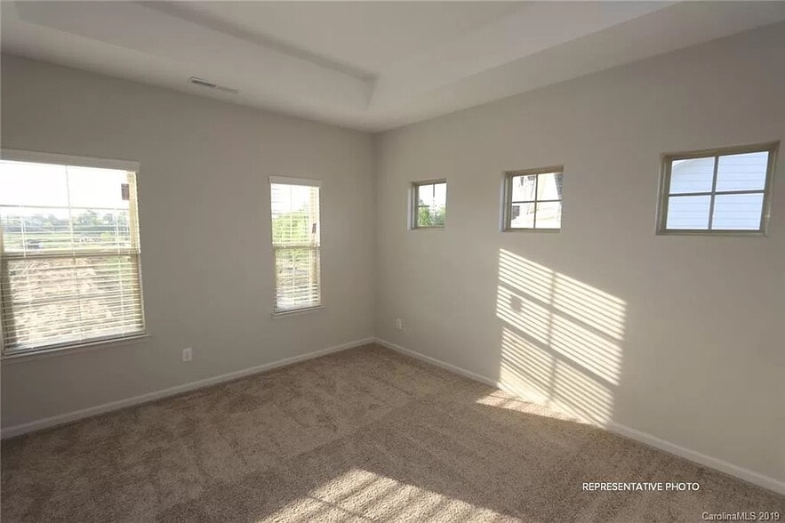 Building Photo - Room in Townhome on Ainslie Downs St