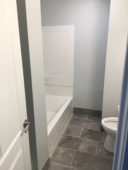 Building Photo - 1221 Quail Ridge Dr