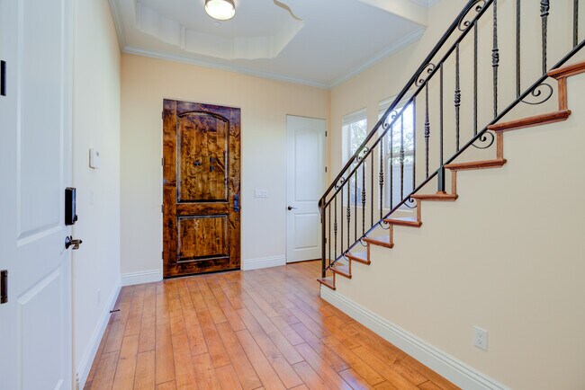 Building Photo - 612 N Juanita Ave