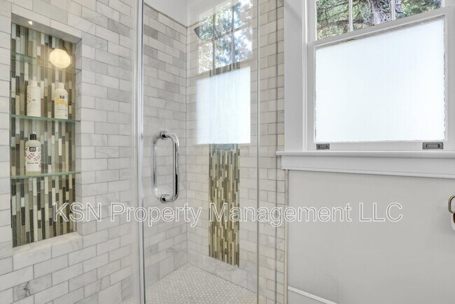 Building Photo - 517 E 40th St
