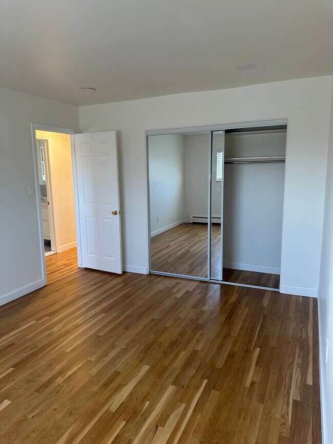 Building Photo - 100 W Hickory Grove Rd