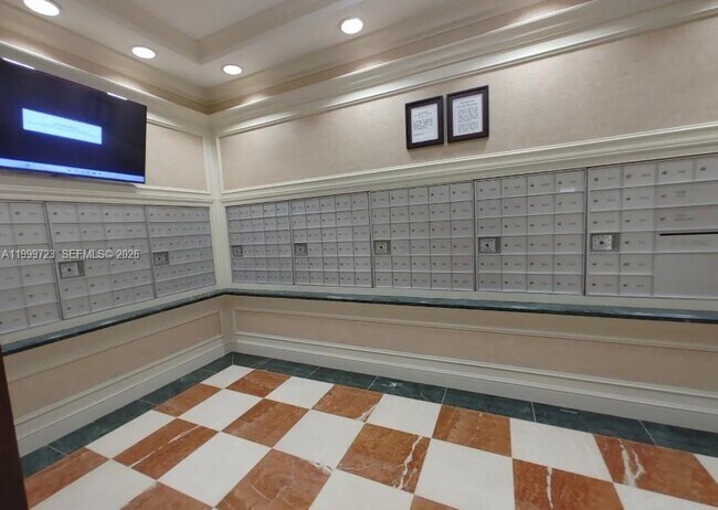 Building Photo - 20000 E Country Club Dr