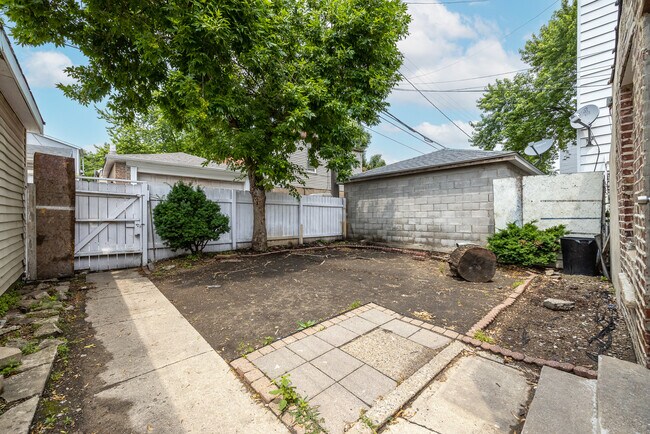 Building Photo - 2702 S Spaulding Ave