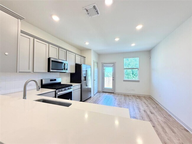 Building Photo - 2000 Daleside Ln