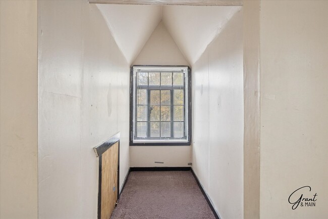 Building Photo - $1,200 - Large East Side 3 Bedroom