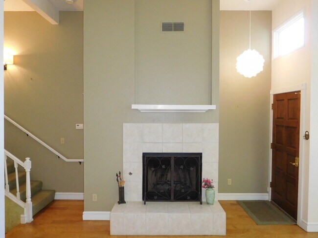 Building Photo - AVAILABLE AUGUST - Windermere Village Town...