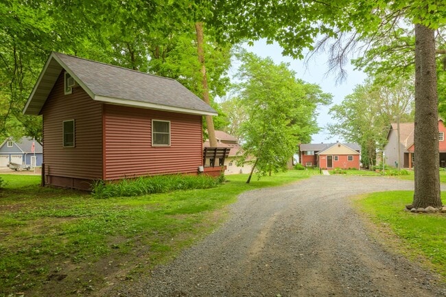 Building Photo - Rare green lake lake home for long term re...