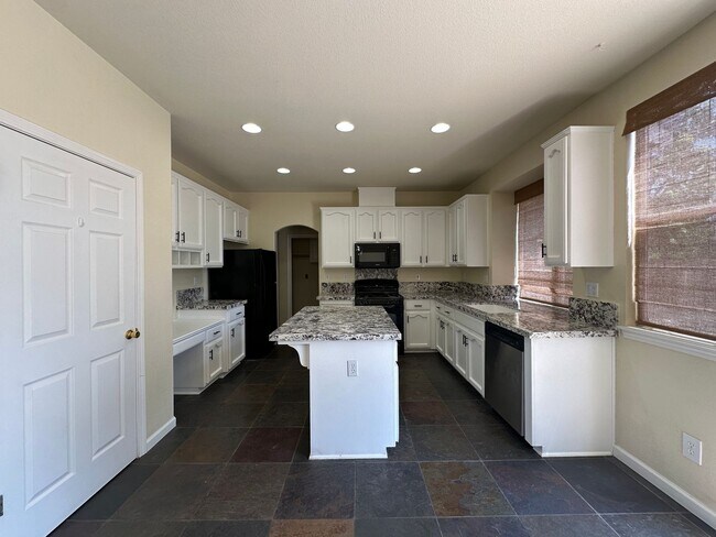 Building Photo - Beautiful 3 bedroom, 2.5 bath two story home
