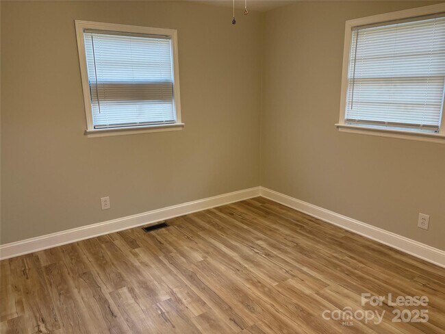 Building Photo - 1222 Long Shoals Rd