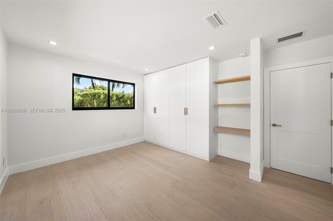 Building Photo - 10945 SW 75th Ct