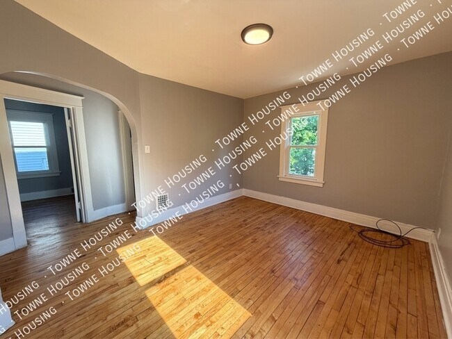 Building Photo - 37 Holmes St