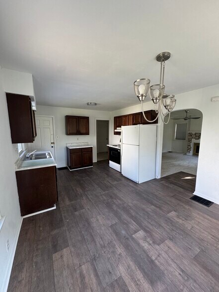 Building Photo - 4209 Oakridge Dr